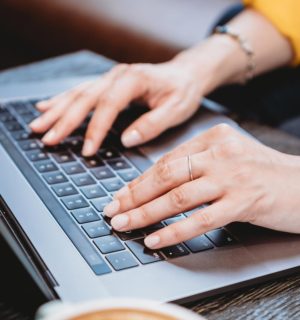 mujer-iniciando-su-compra-en-tienda-fisica-desde-su-computadora-en-casa